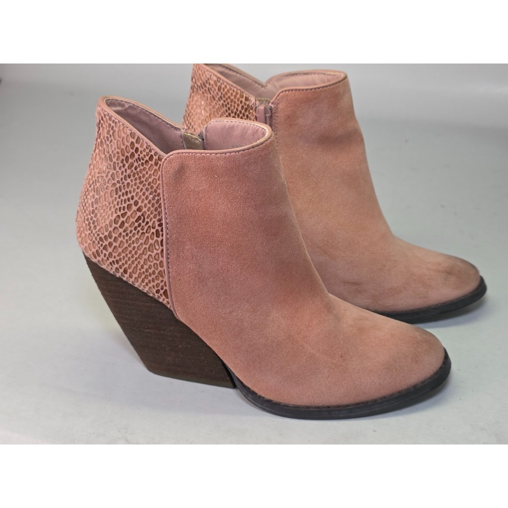 Very Volatile Whitby Women's Boots‎ Size 7 Coral Pink Suede Leather Ankle Shoes